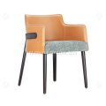 Houten frame met zadelleren stoel